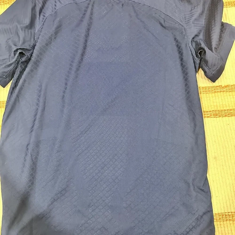 Nike Men's Navy and Blue T-shirt